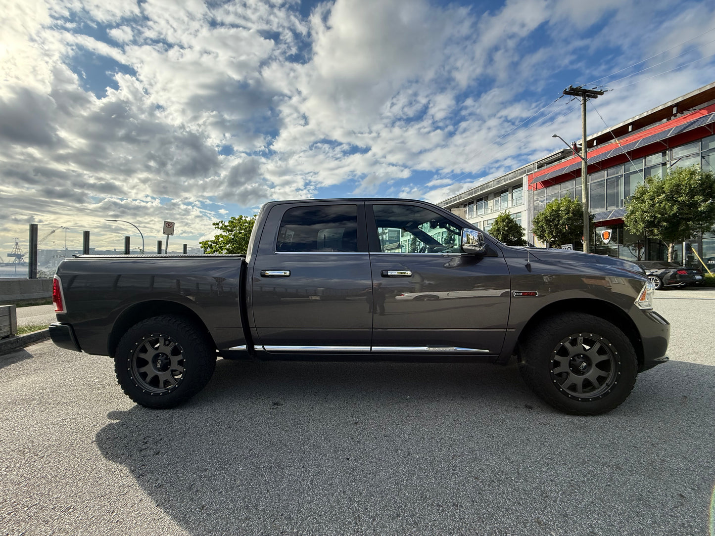 2016 RAM 1500 Limited 4WD Crew Cab 140.5"