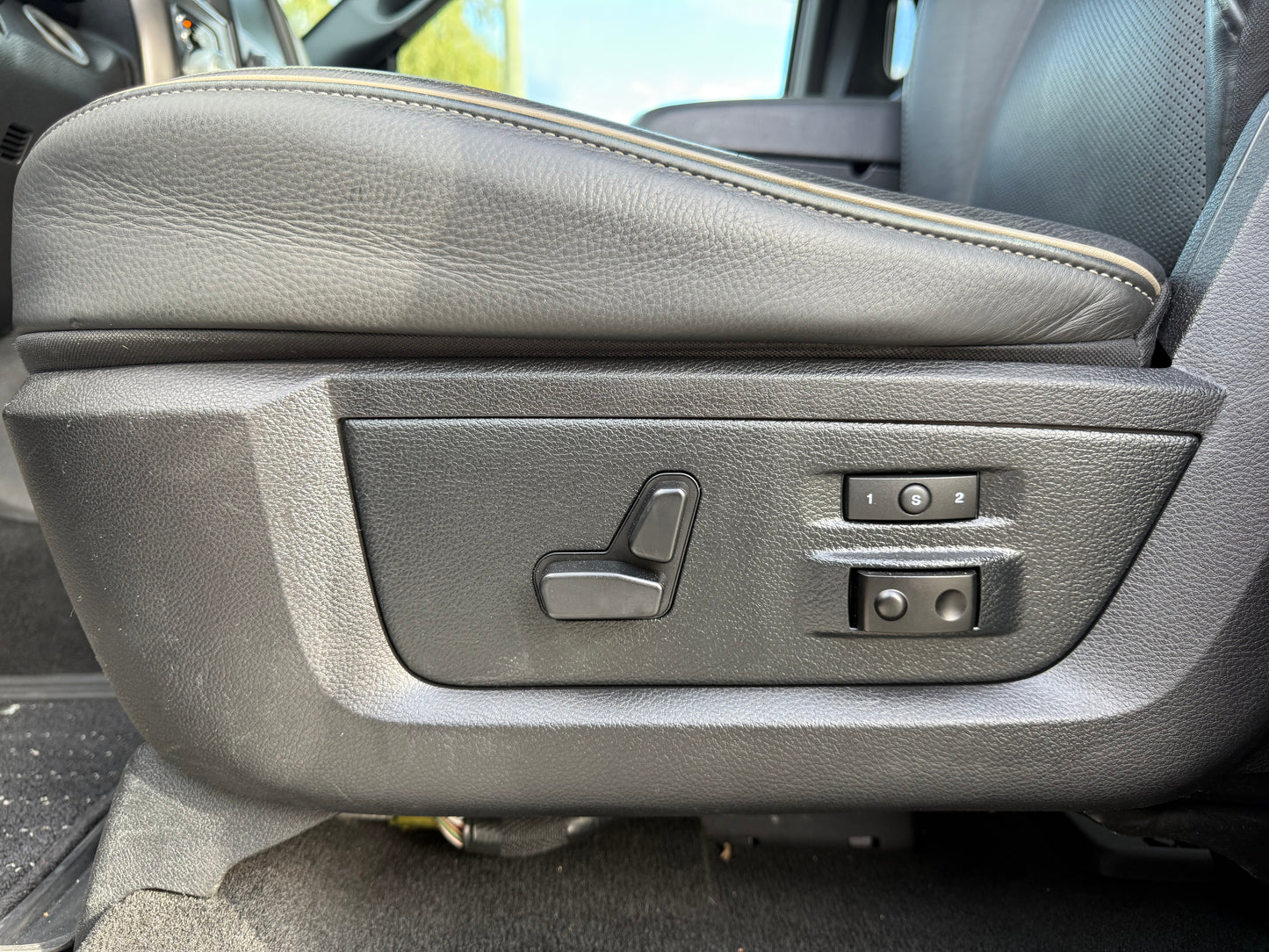 2016 RAM 1500 Limited 4WD Crew Cab 140.5"