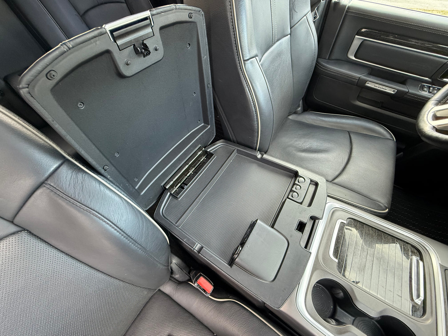 2016 RAM 1500 Limited 4WD Crew Cab 140.5"