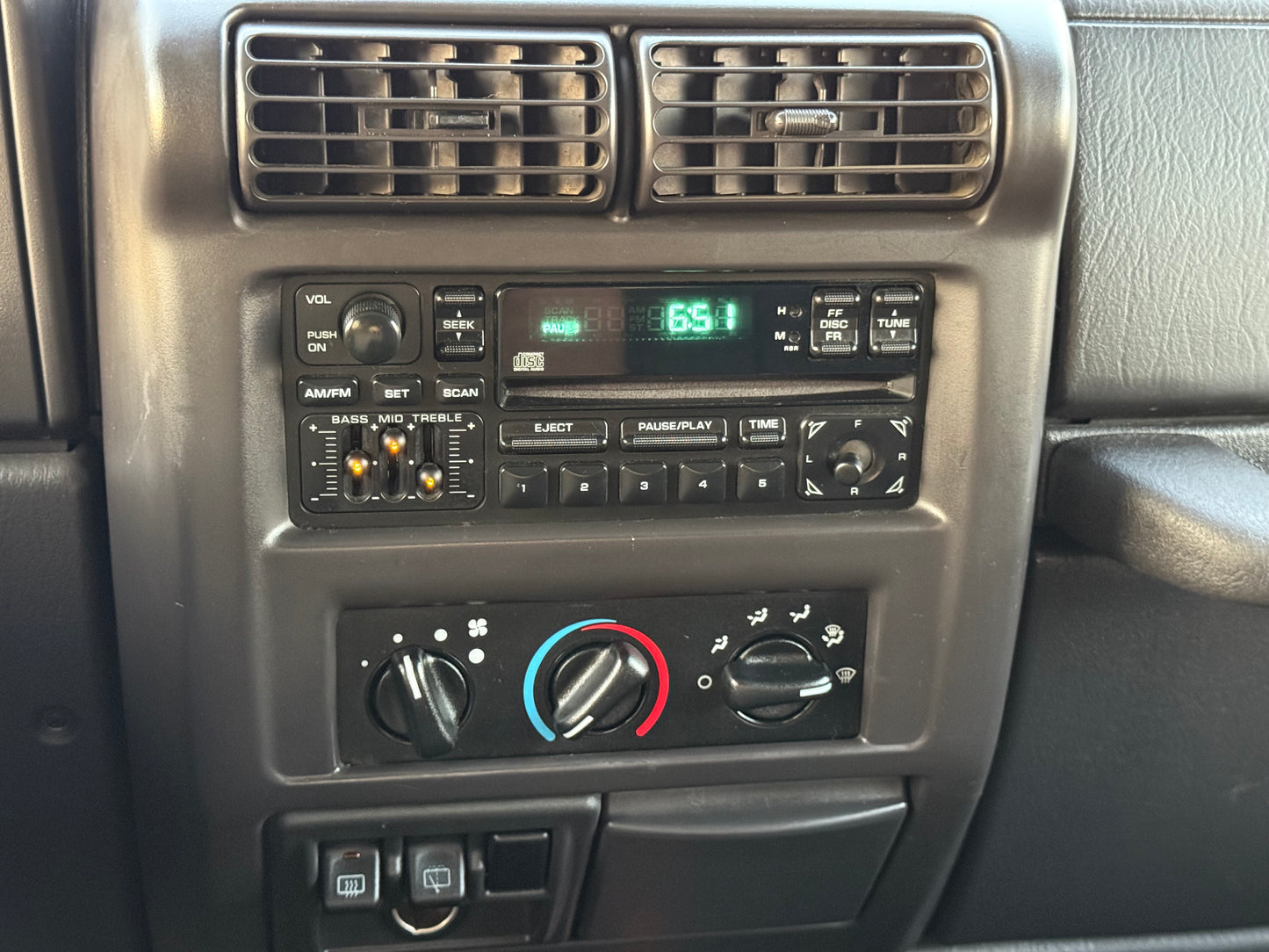 Jeep Wrangler TJ Sport – Manual, 4WD